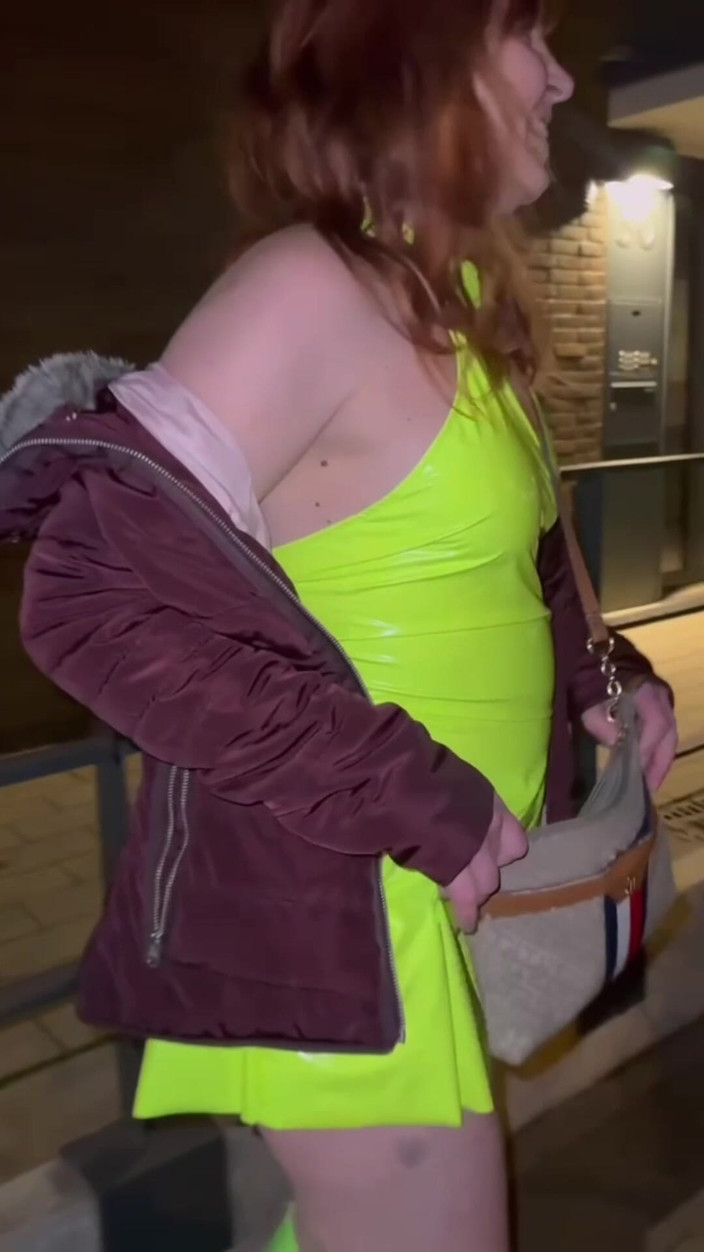 Elena917: Veřejná procházka a obnažování v prádle a punčochách