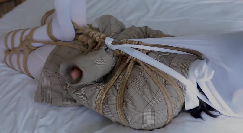 Aisan girl bondage: Hui09 - biała pończocha jk dziewczyna jest związana z łóżkiem z linami.