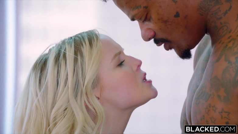 Blacked: Blacked questa piccola bionda ha solo gli occhi per un...