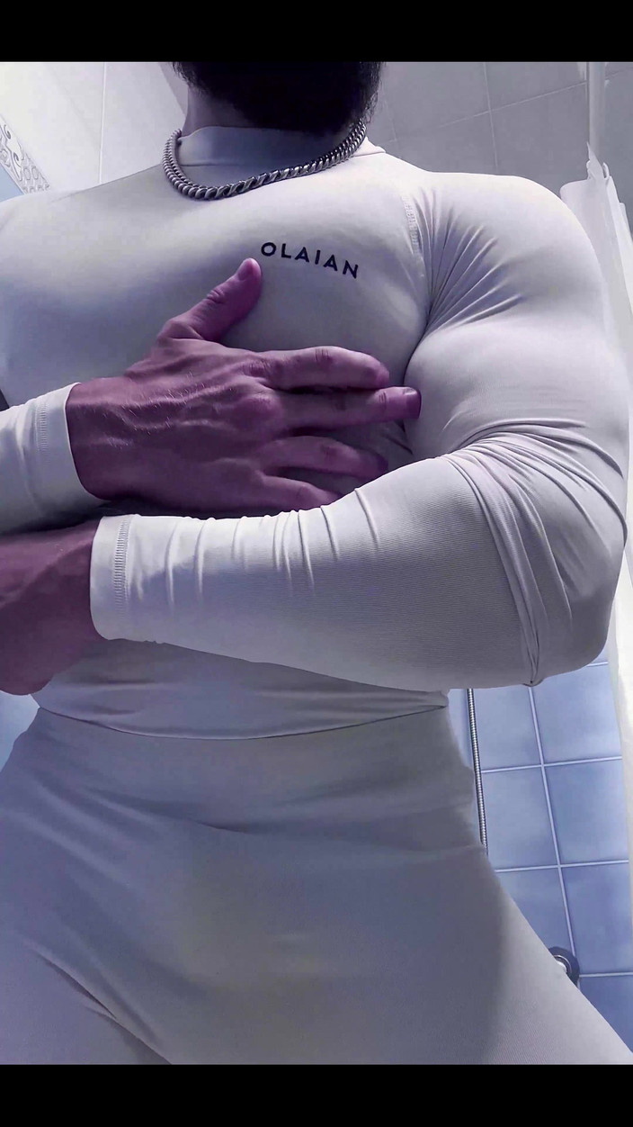 Mister Stone: Du kannst diese verrückten linien durch die dünne kleidung sehen