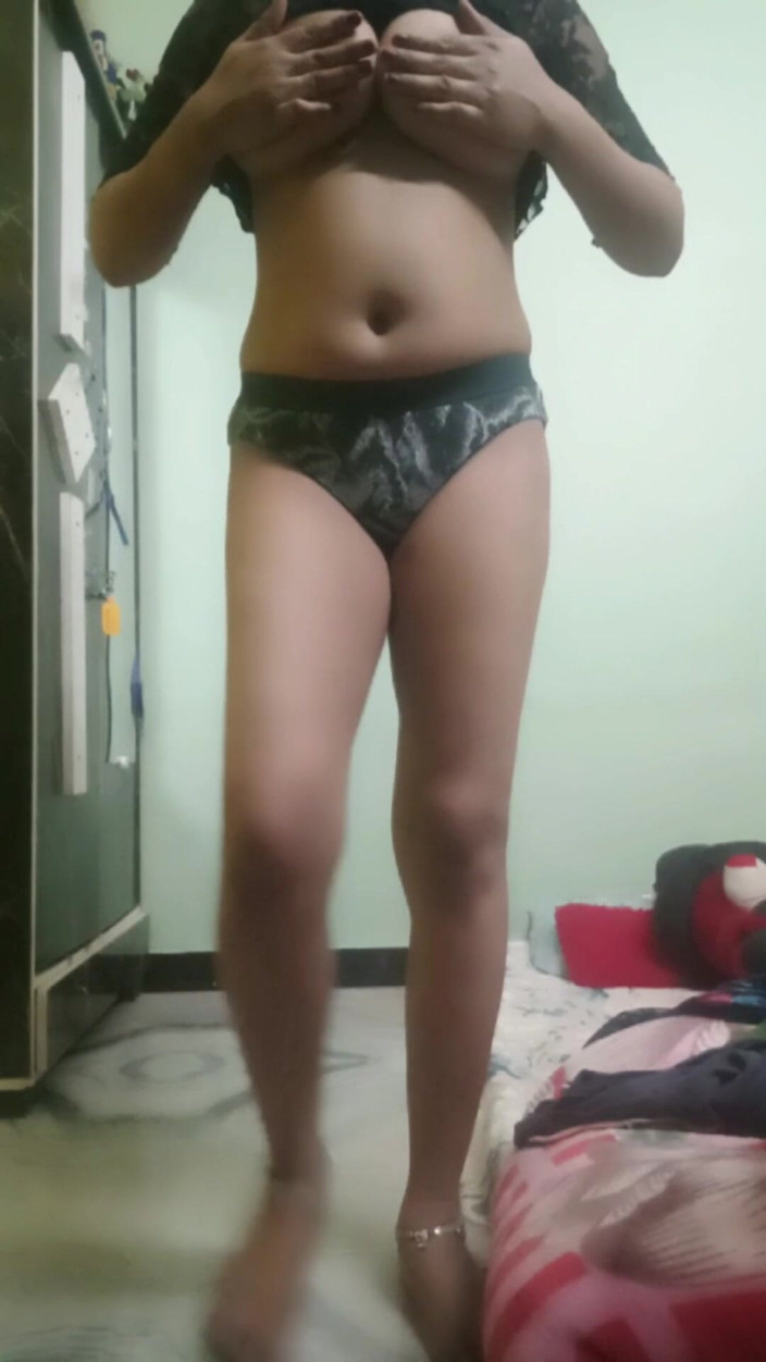 Desi_Tease_Queen: 흑인 쉬어 탑과 팬티를 입은 인도 소녀 - 투명한 애타게