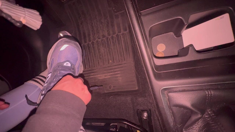 scarlettandc: 恋人は車のペダルで足で遊んでいます