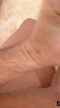 La bionda con i capelli corti jasmine jolie fa un pompino deepthroat pov