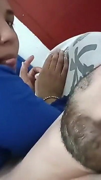 Cuplu tânăr de amatori care face videoclipuri porno cu înregistrare de acasă