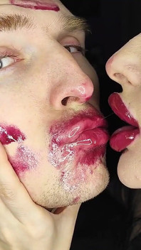 Baci appiccicosi super lucidi con il rossetto lucido