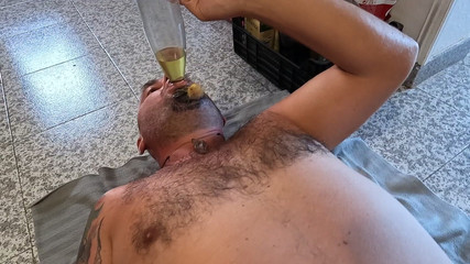 bekycarril: Marito che si trova sulla schiena prova a piscio e...