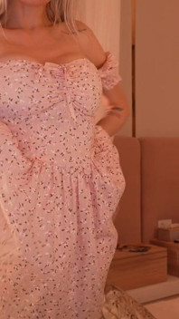 Ta Mia dans une robe d’été
