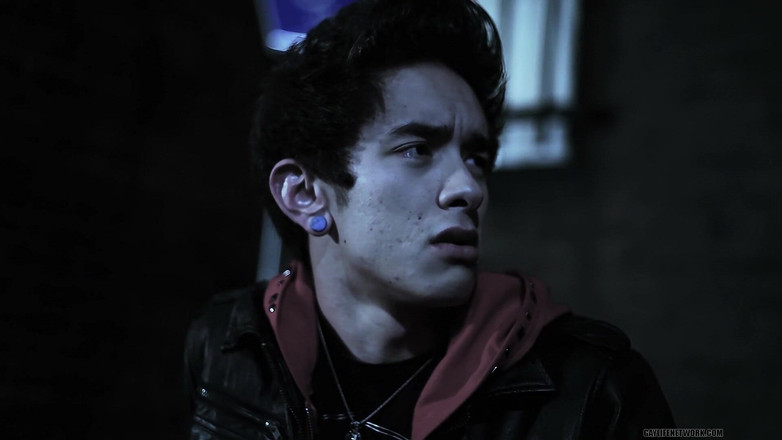 Twinklight: Băiat confuz sub puterea vampirului