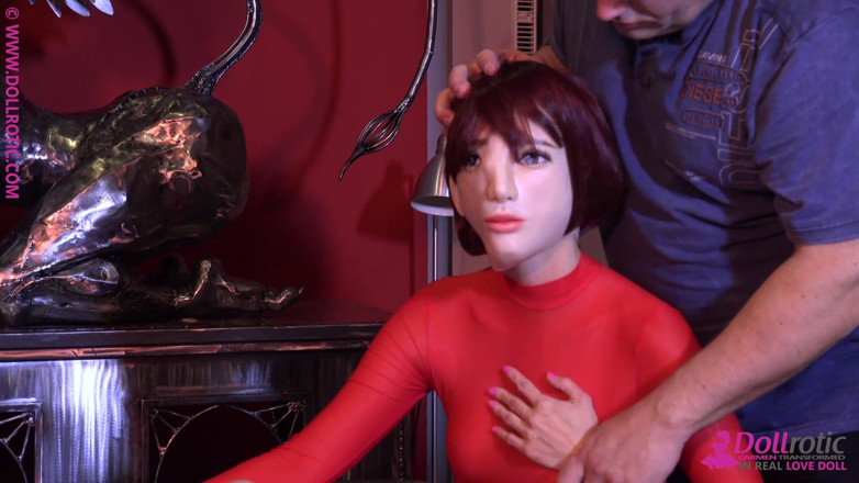 Dollrotic: Лялька з силіконовою маскою мастурбує