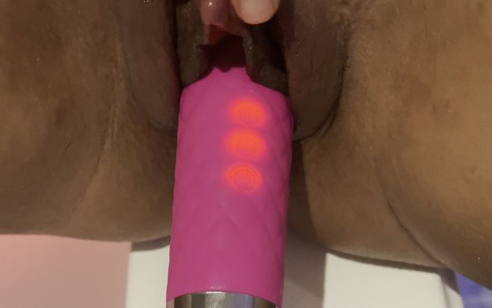 Sweet Arabic: Extreme masturbation mit einem sexspielzeug am borst im whirlpool