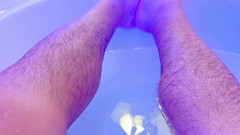 Hand-Free-Daddy-Chub: Chlupaté hobit nohy stříká ve vaně
