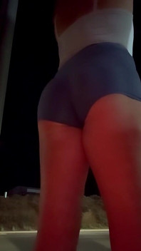 Stolze öffentliche sissy yoga hintern shortshorts schlampe