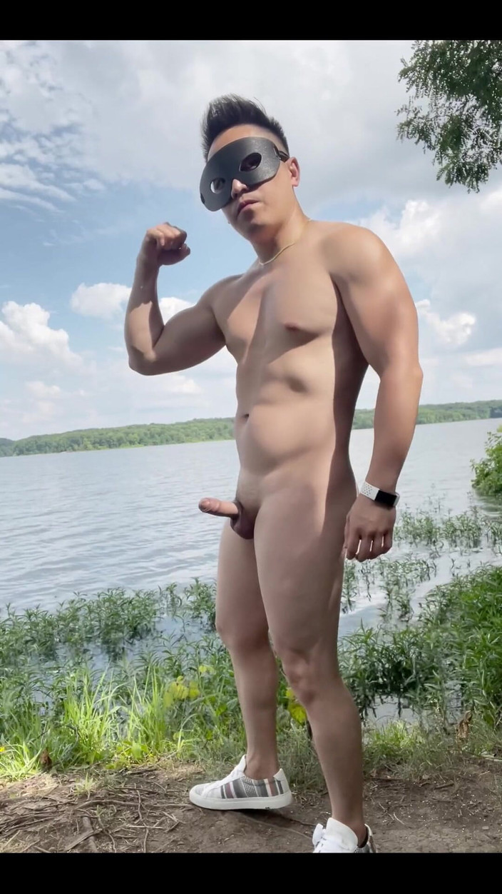 barenakedboy: Urmărește-mă cum mă flexez și mă masturbez lângă lac