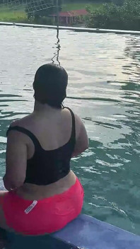 Fickt Eine Kolumbianische Frau, Die Mich Im Pool Nackt Auszieht