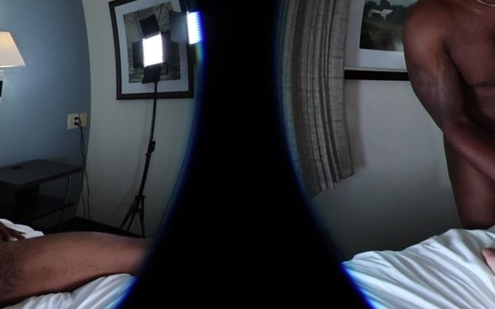 Star Power VR: Зрелая блондинка Bridgette Daniels принимает два больших черных члена в обжигающем паровозике командой