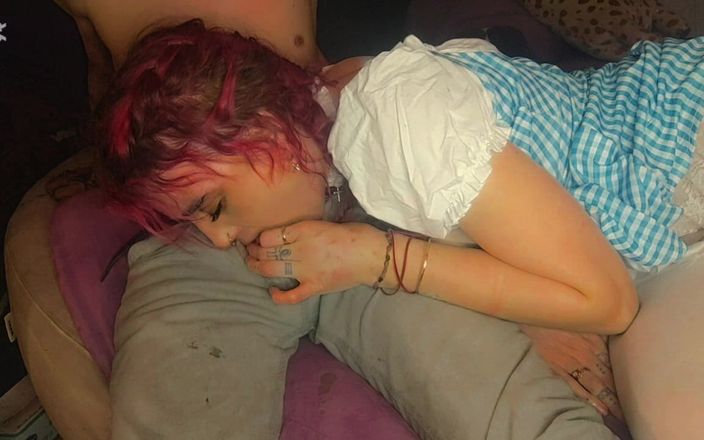 Moondrugz: Dorothy sleduje žlutou cihlovou cestu k tvrdému lahodnému ptákovi, je špinavá s...