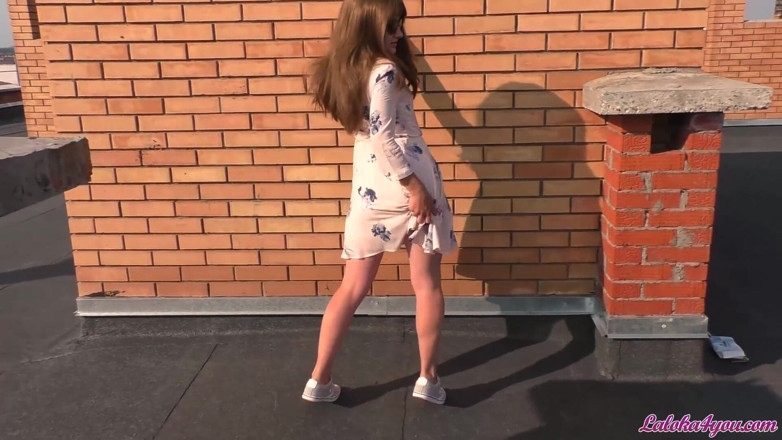 Laloka4you: Sexy přítelkyně smyslně kouří a šuká zezadu na střeše – mrdka v...