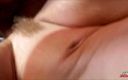 Vere Casalinghe Italia.: 섹시한 금발 밀프에게 복종하는 친구들의 독점 영상