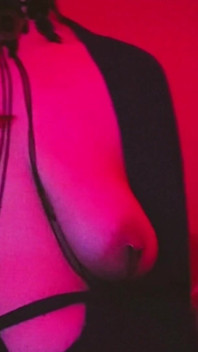 Sexy MILFka si hraje s propíchnutými prsy