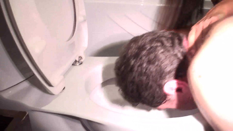 Femdom Austria: Cewek cantik ini bikin cowok ini muasin memeknya dari toilet
