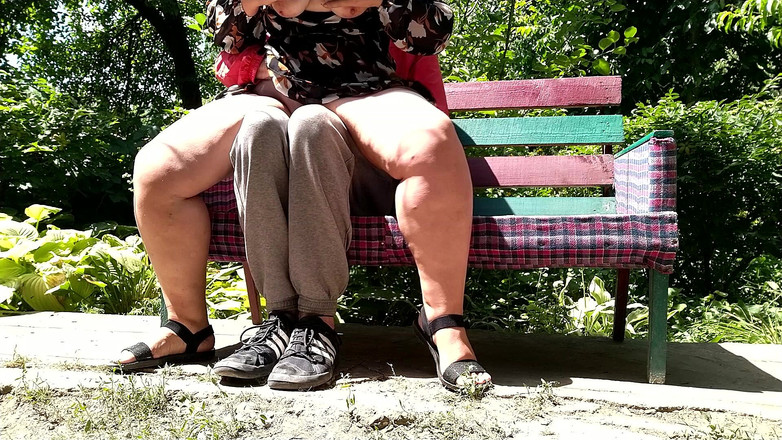 OurFetishLife: Tante seksi dengan tubuh aduhai lagi asik masturbasi dan kencing...