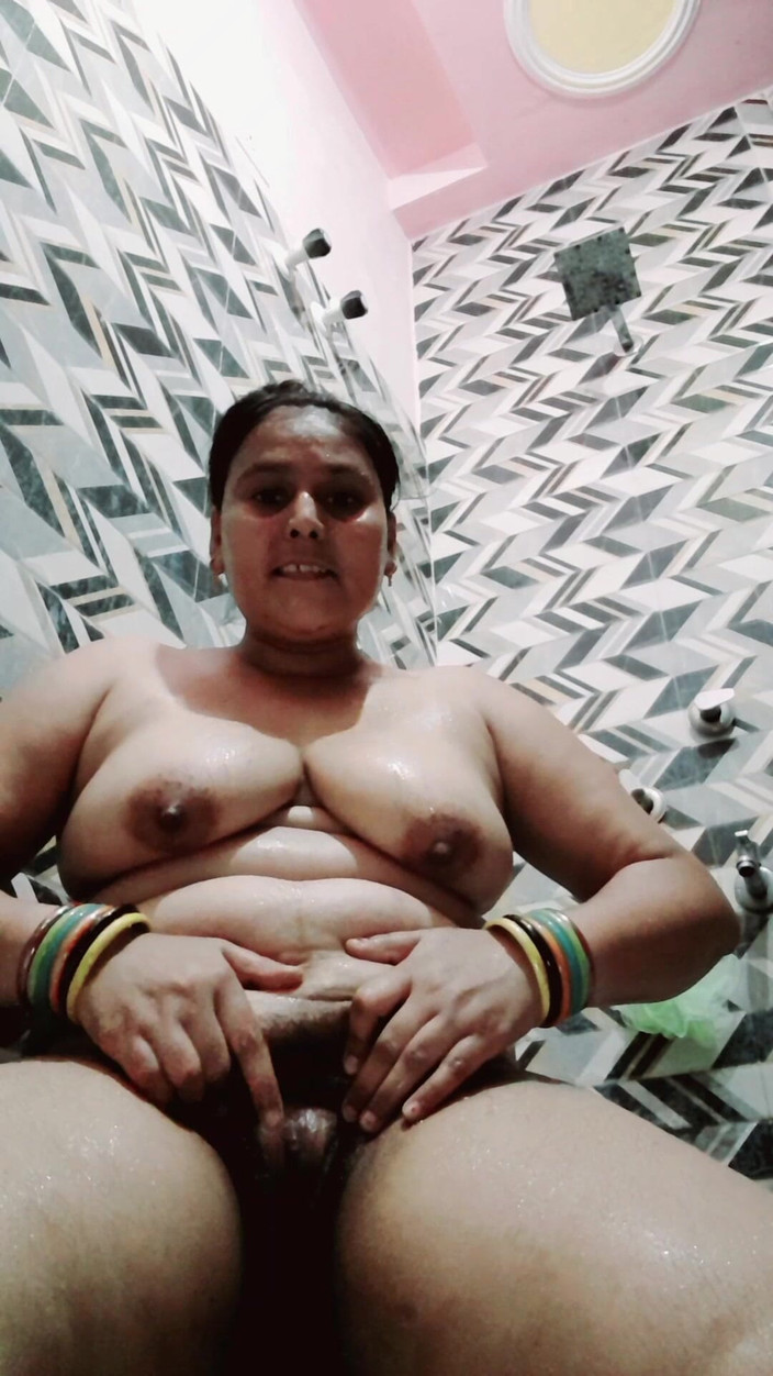 Puja555: Сцена у ванній кімнаті Пуджа Бхабхі дрочить її пизду