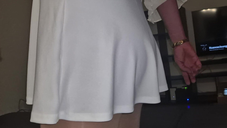 SavageHeater59: 白色短裙屁股观察者