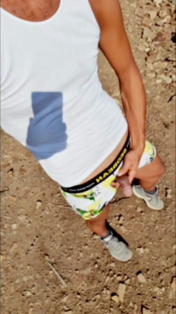 Slutboyben: Slutboyben Cam4 Public Piss on Vacation
