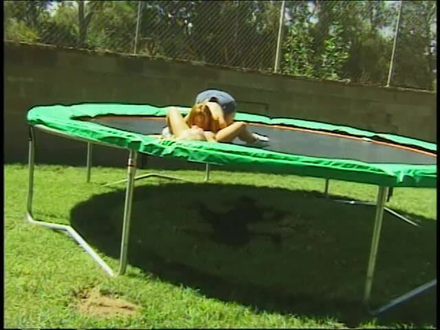 Girl on Girl: Dos chicas lesbianas calientes chupando coño en trampolín y follando...