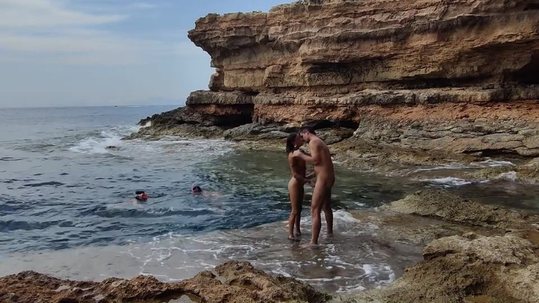 Magia Rosa: ダイバーたちがビーチで俺たちのセックスを見ている 助けてくれ