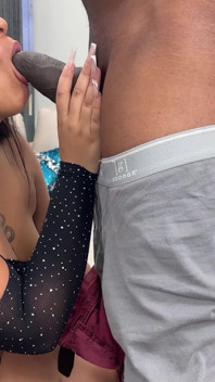 Brasilianische brünette mit dickem hintern in einer sehr frechen Ménage À Trois