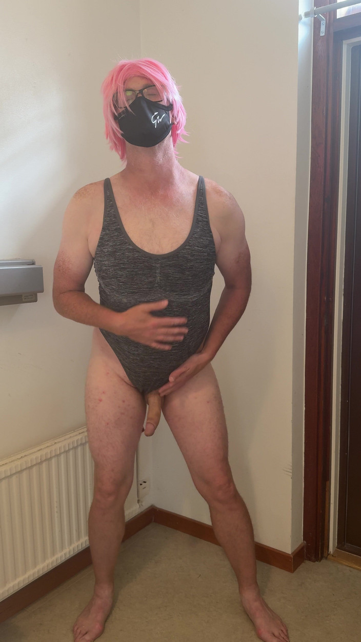 Julia Trans: ピンクの髪の娼婦は自慰行為をし、射精し、お漏らししている