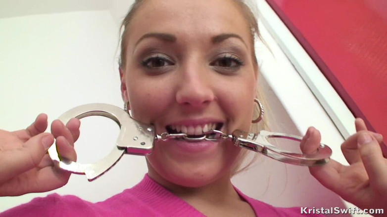 Only Big Melons: Грудастая уборщица играет в наручниках