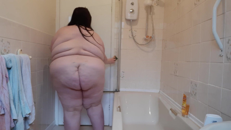 SSBBWLadyBrads: Culona desnuda limpiando cuarto de baño barriga gorda