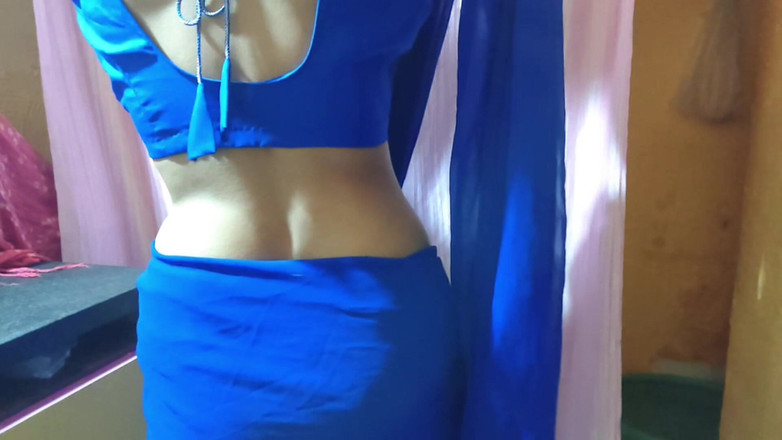 Hotpooja86900: Bhabhi gioca da sola con una figura sexy che mostra...