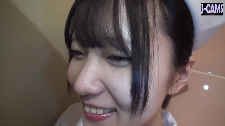 J-Cams: Rendez-vous cosplay. Une fille timide dans une promenade audacieuse dans...