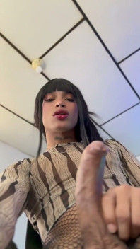 Brunetka trans dostane tvrdou masáž ptáka a exploduje mléko
