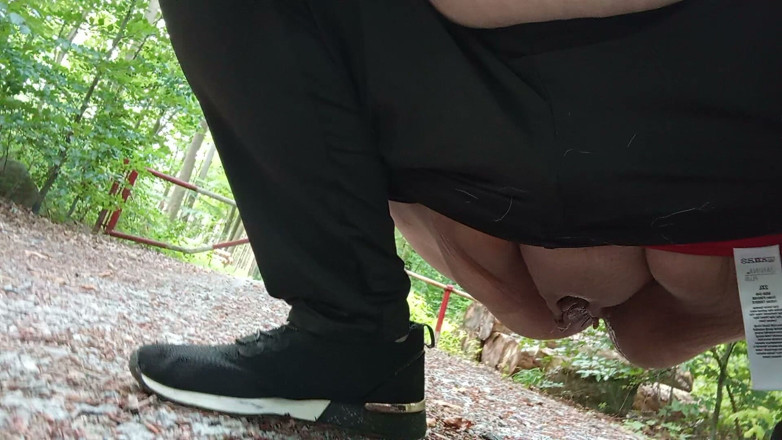tammara big: Flattulensen Pissing and Farting Outdoors