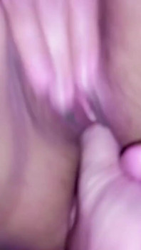 Linda esposa filipina gimiendo fuerte mientras se masturba anal - amateur casero