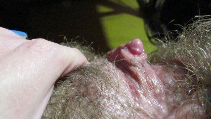 Cuteblonde666: Goteando mojado peludo gran clítoris pajeando y frotando el orgasmo