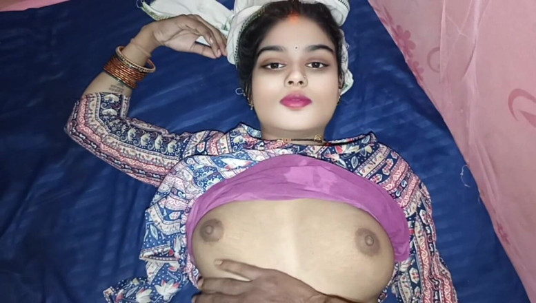 Ramashish: Hintli kız yüzünü ve göğüslerini gösteriyor