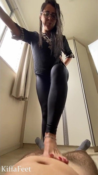Dewi Kiffa dalam Seluar Legging Hitam Seksi Ballbusting dan Cock Crush tanpa belas kasihan dengan Pasca Orgasme Penyeksaan CBT 6