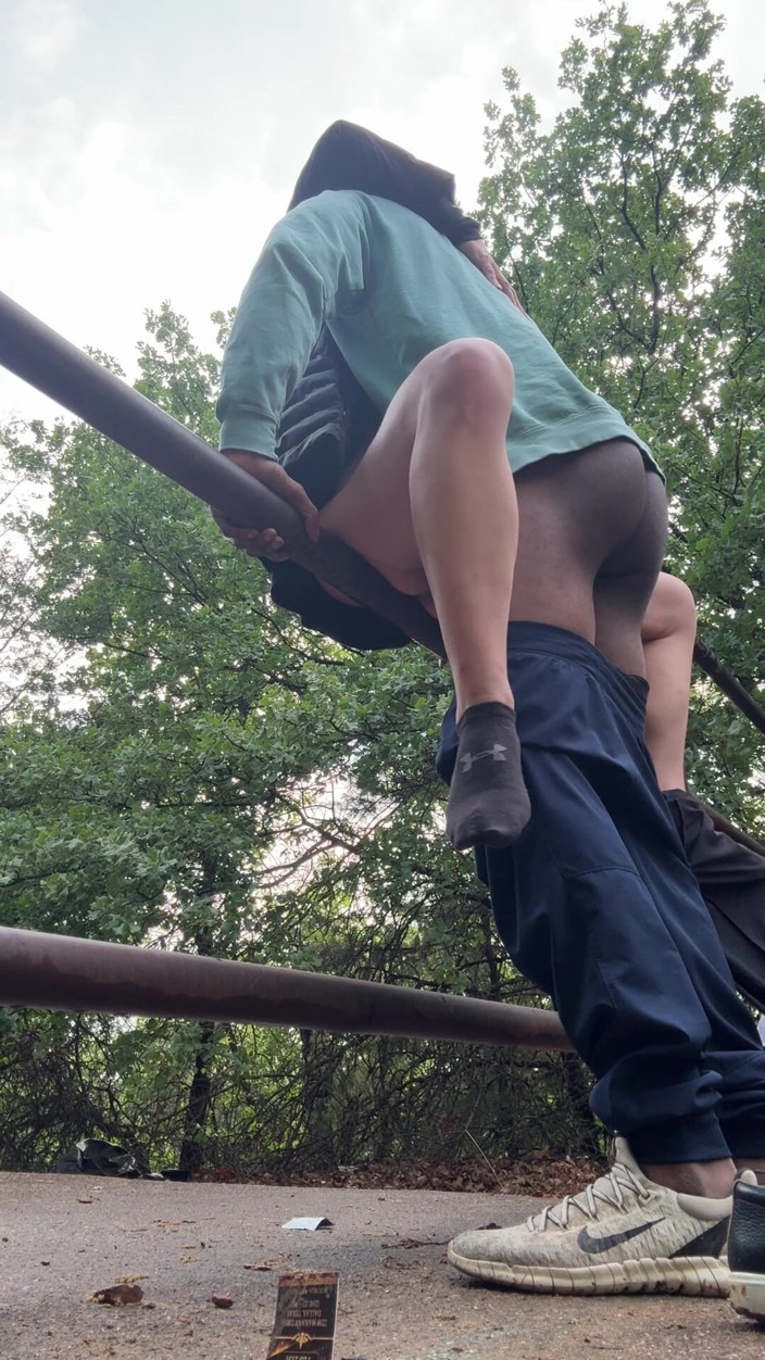 Jackrackemxxx: Drobná MILF dostane BBC zábradlí v lese!