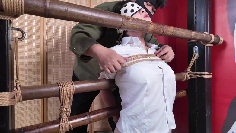 Aisan girl bondage: Xr22-소녀는 기둥에 묶여 징계를 받았다.