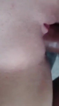Min bästa vän vill veta hur det känns att komma inuti en tjej utan kondom och jag låter honom fylla mig med sperma