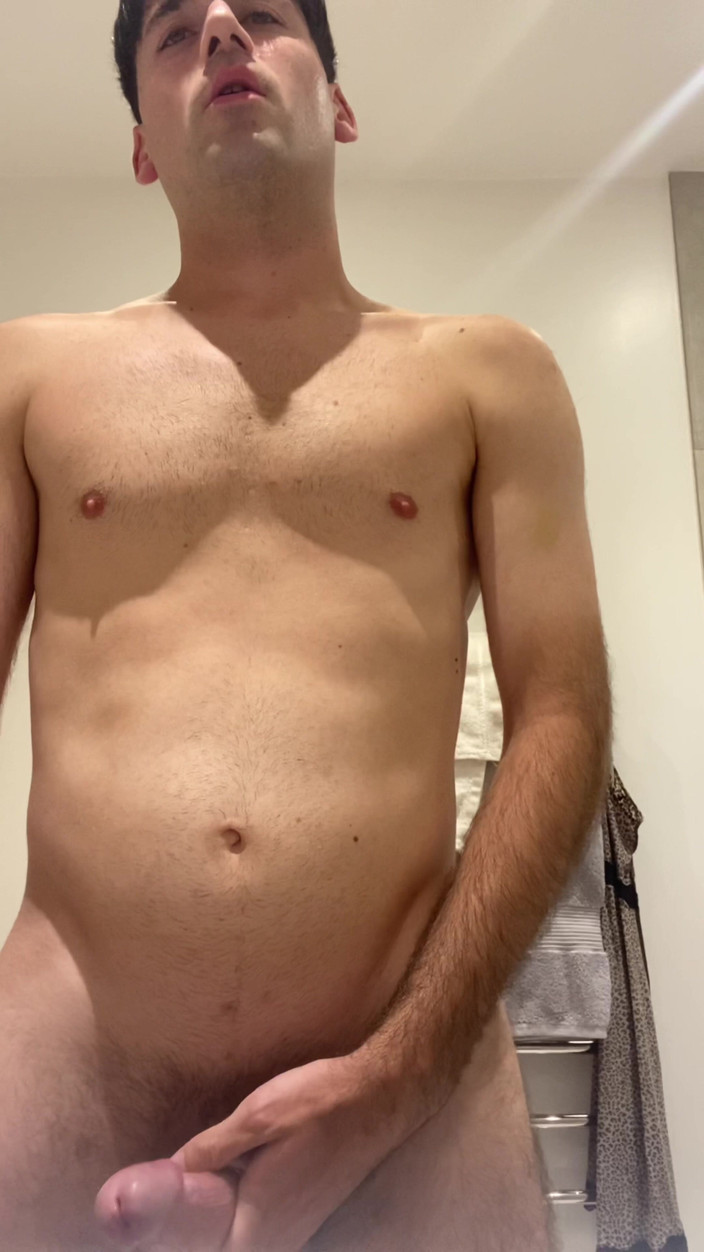 HornyDom: Un ragazzo etero arrapato si masturba il suo grosso cazzo...