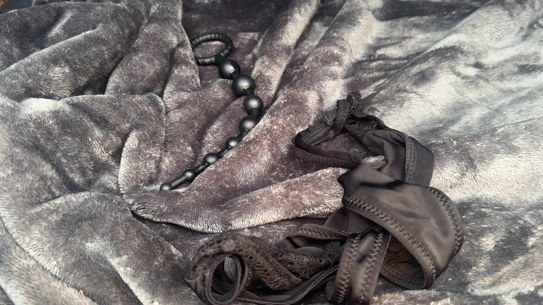 Cliff Media: Casal fode na parte de trás de um carro e...