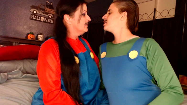 Abby Anna: Lezbiyen öpüşme cadılar bayramı kostümlü