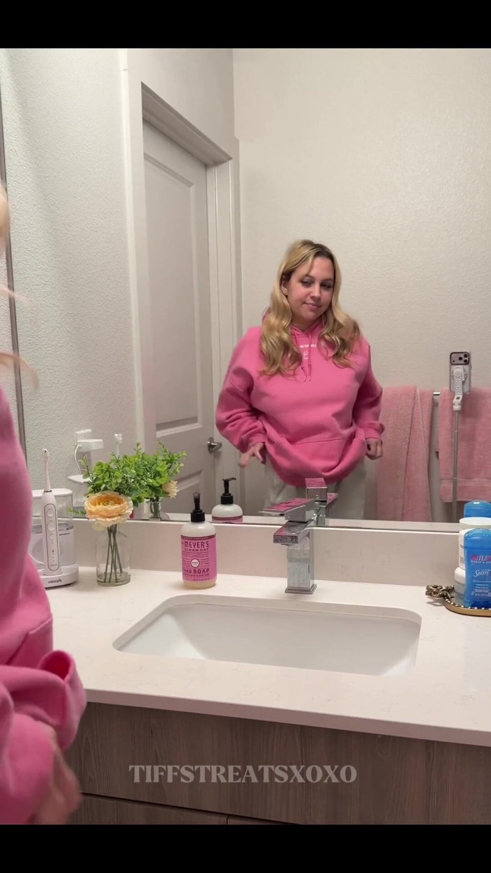 Tiffstreatsxoxo: Peeing in My Best Friend’s Sink!