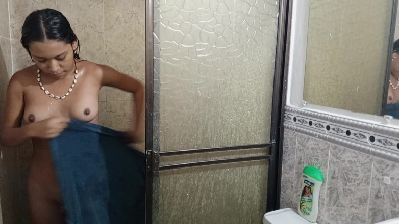 Jamesxd1010: स्पेनिश में पोर्न मेरी सुंदर काले बाल वाली सौतेली बहन नहा रही थी और उसने मुझे मेरे कमरे में हस्तमैथुन करते हुए पाया और उसने मेरी मदद की